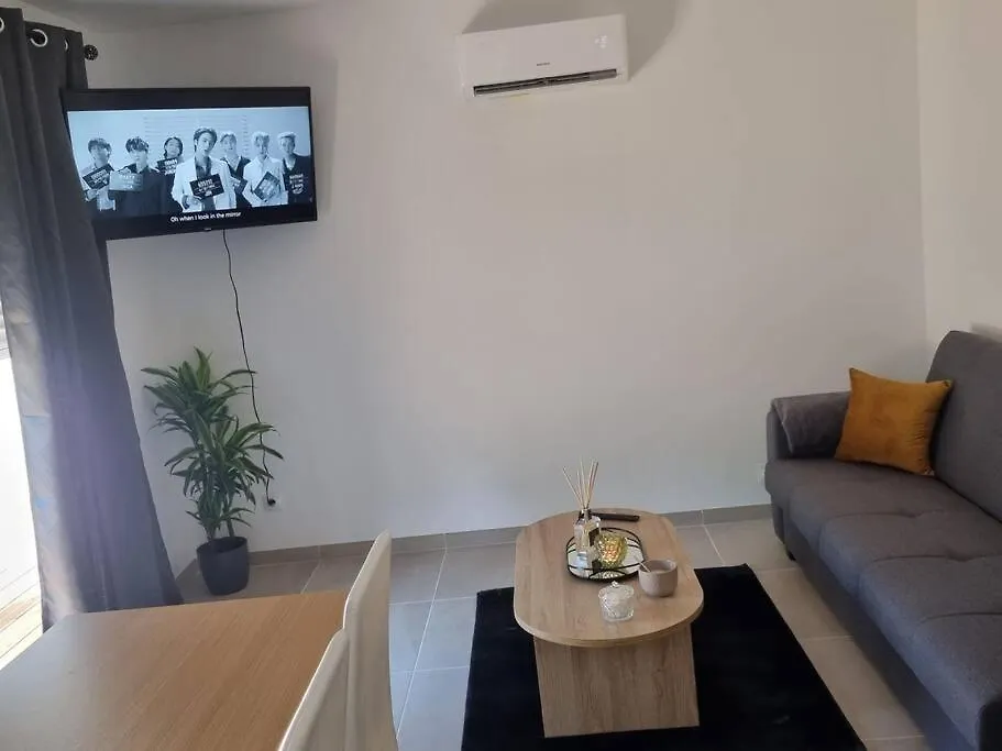 Holiday home Maison Cosy Avec Petit Jardin Avignon